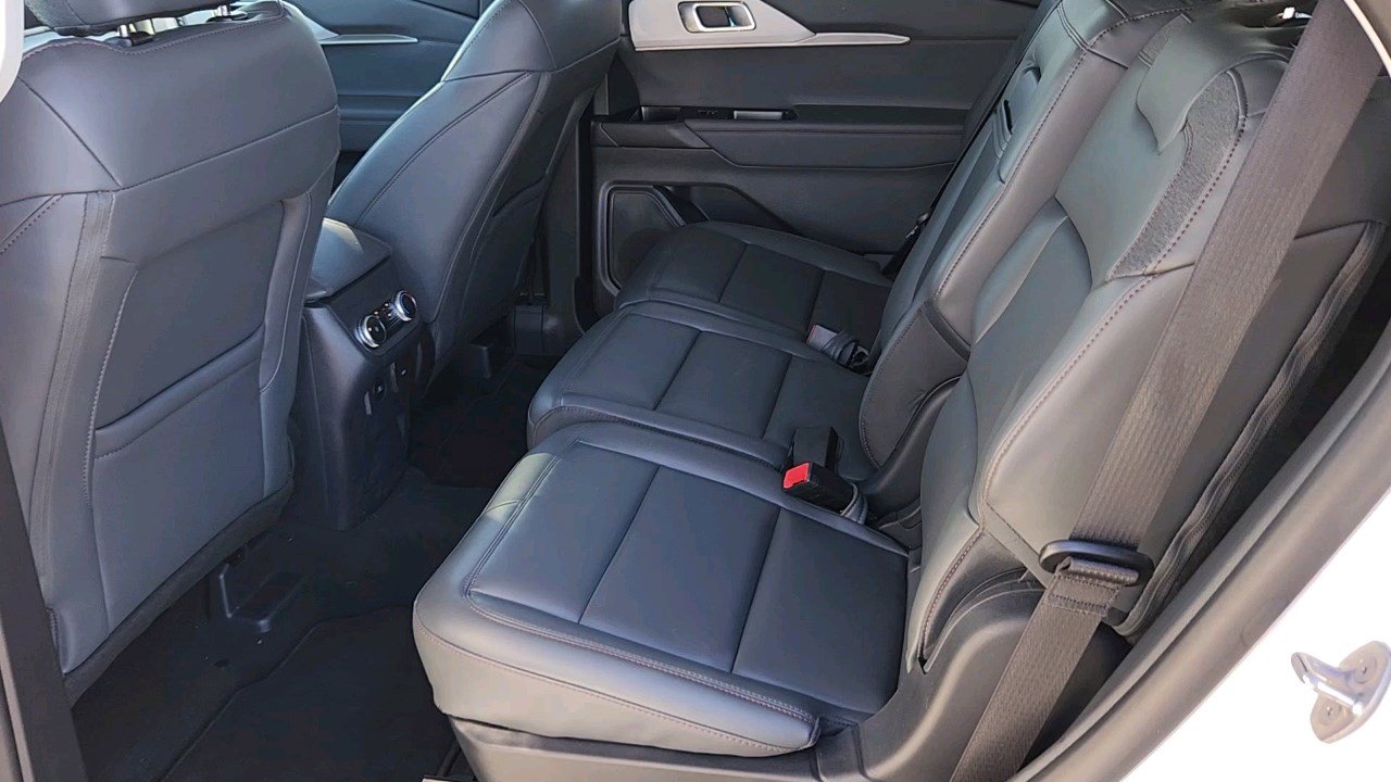 2025 Ford Explorer photo 21