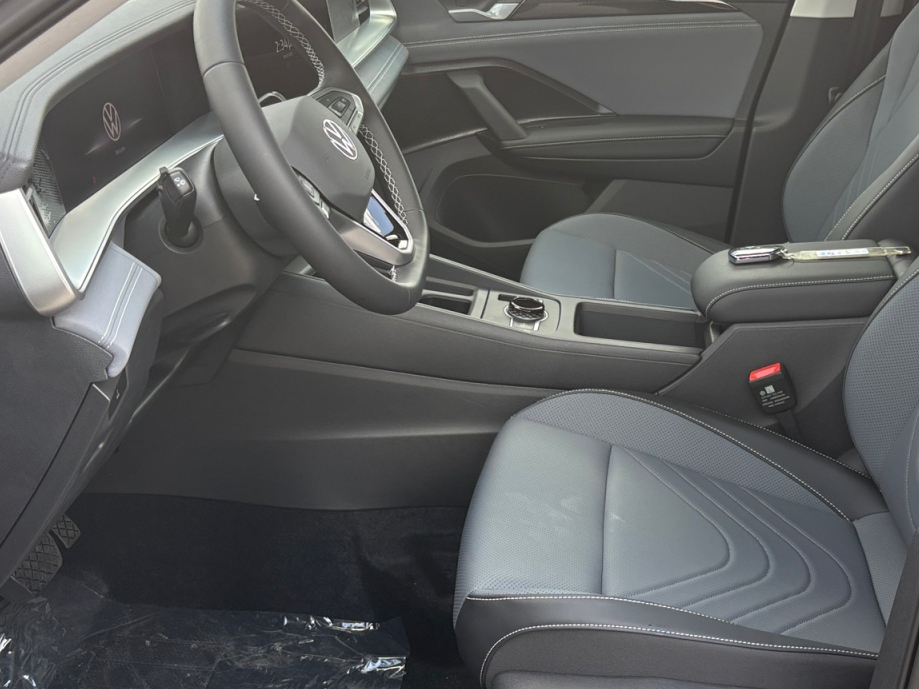 2025 Volkswagen Tiguan SE photo 21