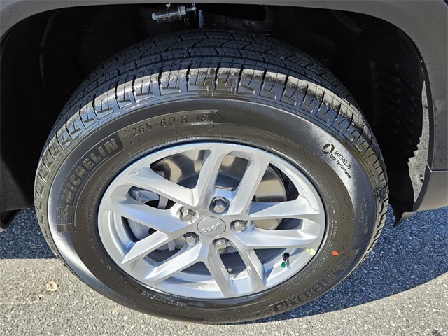 2025 Jeep Grand Cherokee Laredo Altitude photo 16