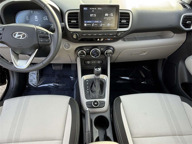 2025 Hyundai Venue SEL photo 18