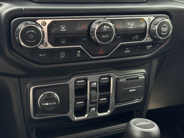 2023 Jeep Gladiator Willys photo 25
