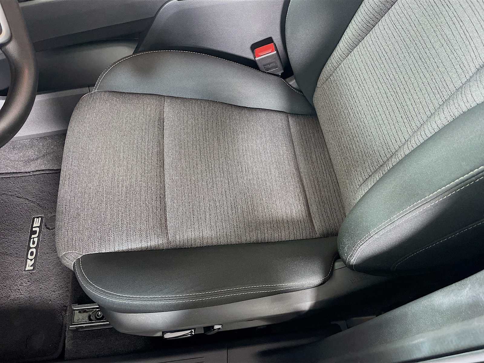 2022 Nissan Rogue SV photo 12