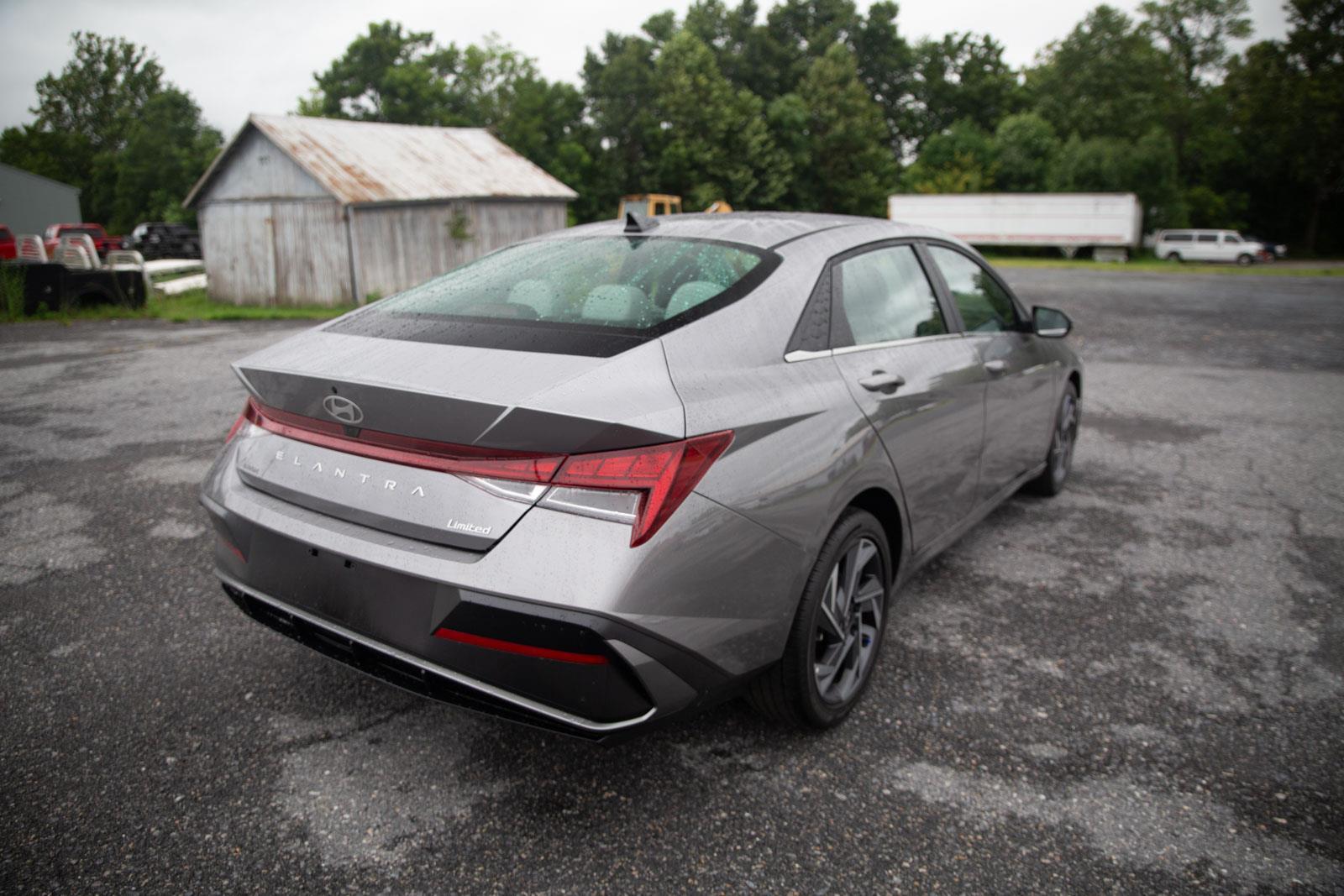 2025 Hyundai Elantra Limited photo 3