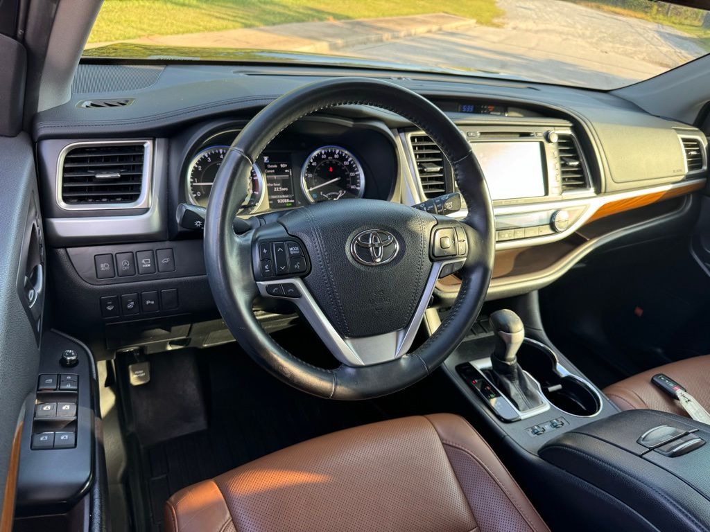 2019 Toyota Highlander Limited Platinum photo 2