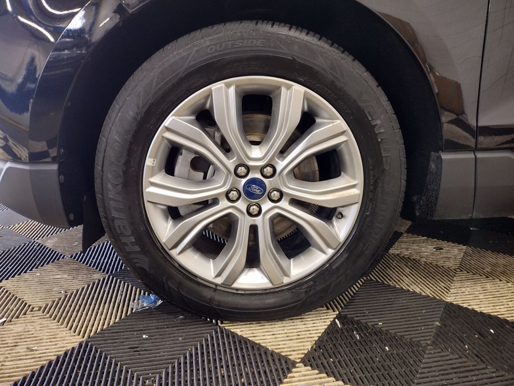 2022 Ford Edge Titanium photo 5