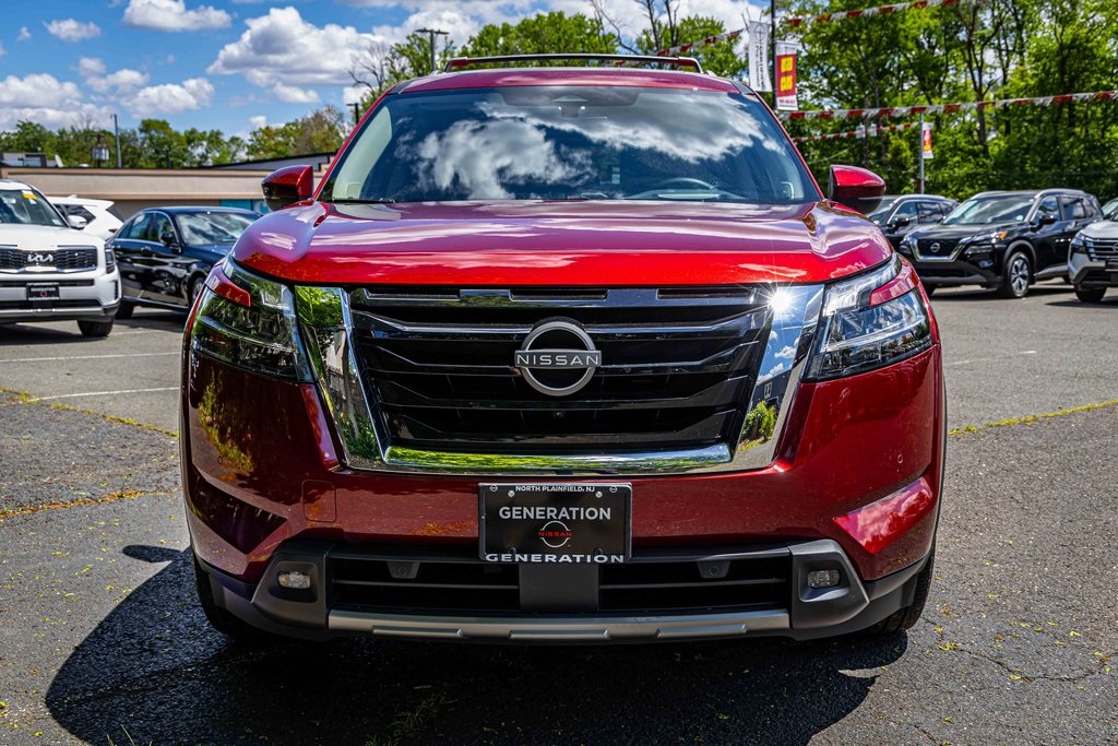 2024 Nissan Pathfinder Platinum photo 2
