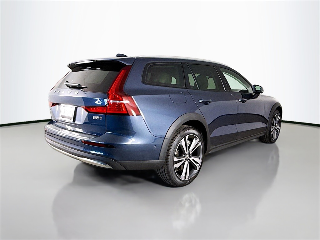 2026 Volvo V60 Cross Country B5 Plus photo 7