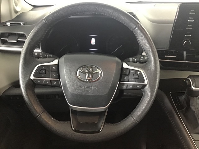 2023 Toyota Sienna XLE photo 10