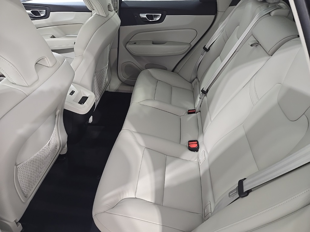 2024 Volvo XC60 B5 Plus photo 19