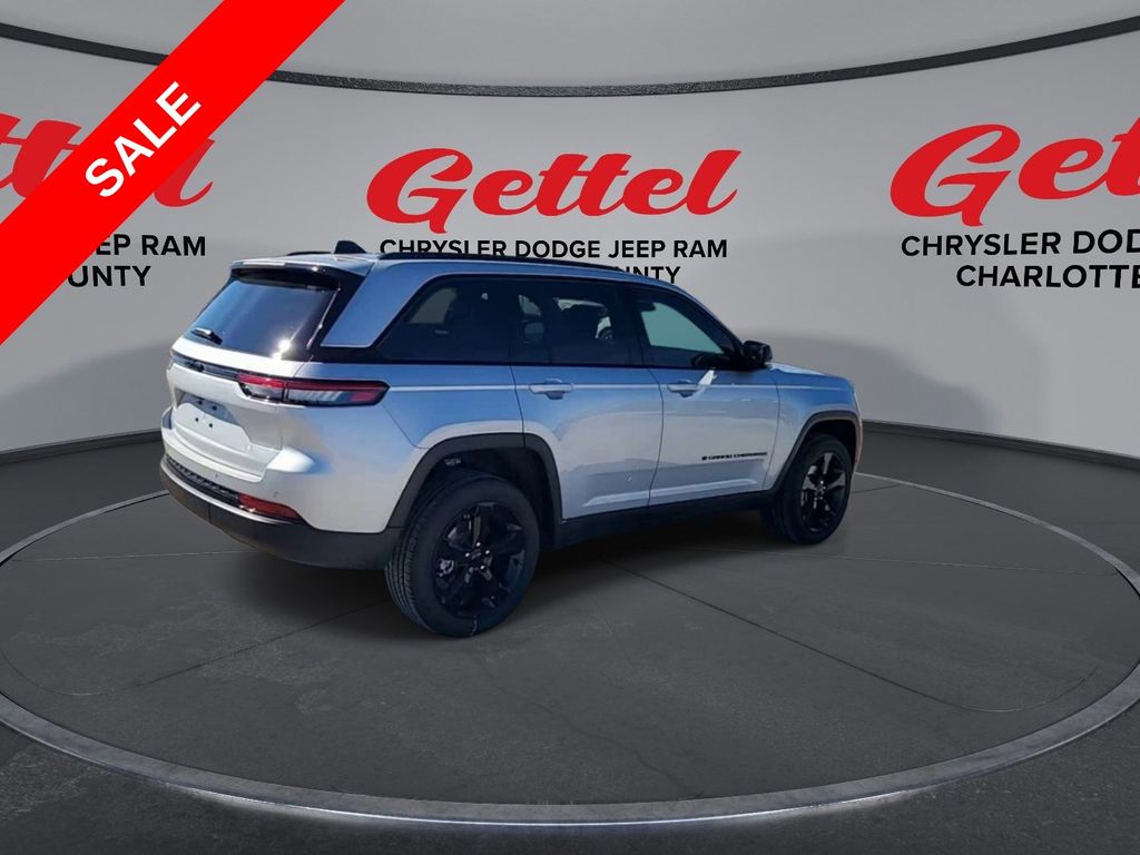 2025 Jeep Grand Cherokee Laredo Altitude photo 8