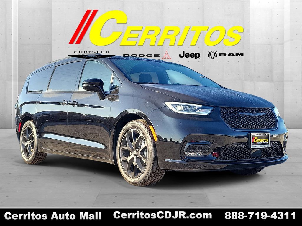 2026 Chrysler Pacifica Limited's photo