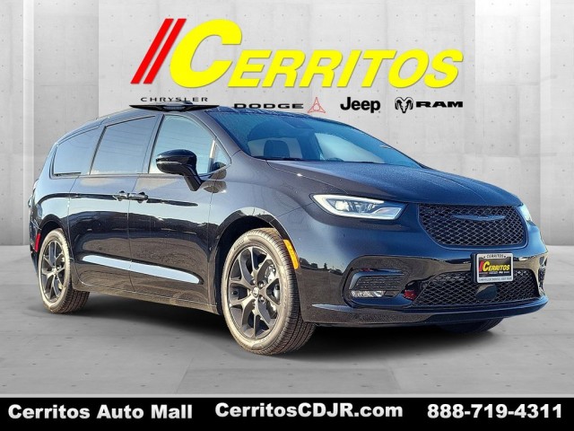 2026 Chrysler Pacifica Limited's photo