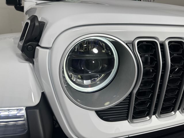 2025 Jeep Wrangler Sahara photo 4