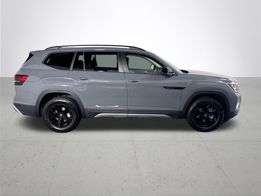 2025 Volkswagen Atlas Peak Edition SE photo 3