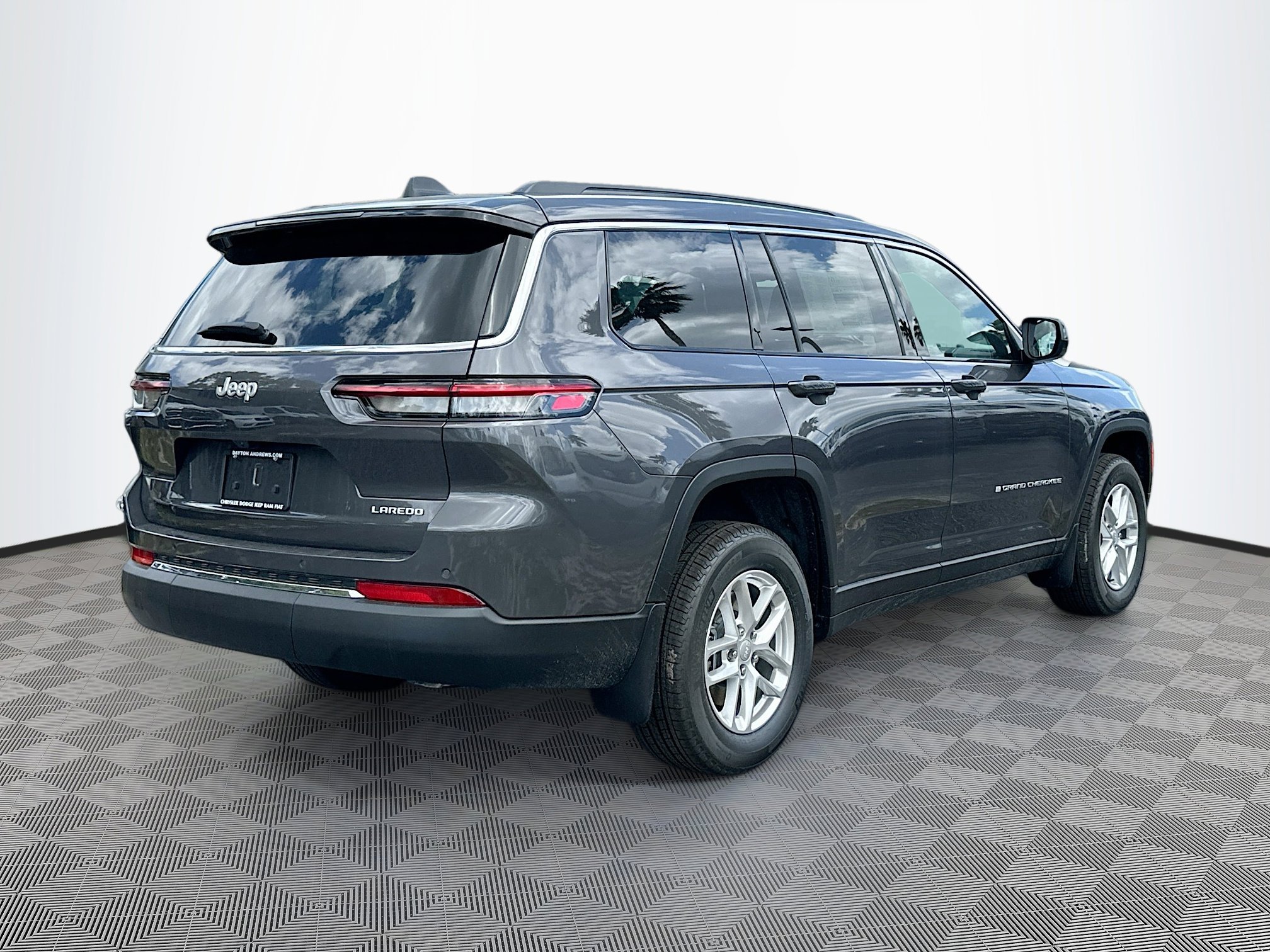 2025 Jeep Grand Cherokee Laredo photo 3