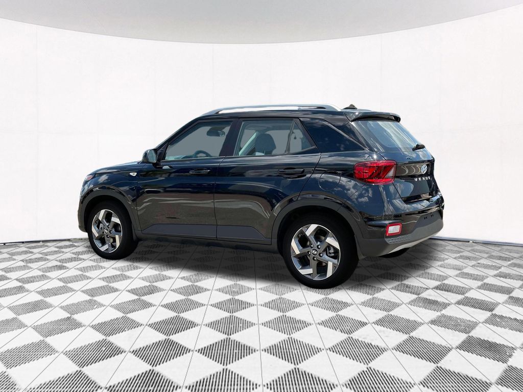 2025 Hyundai Venue SEL photo 3