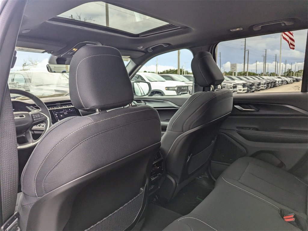 2025 Jeep Grand Cherokee Laredo X photo 9