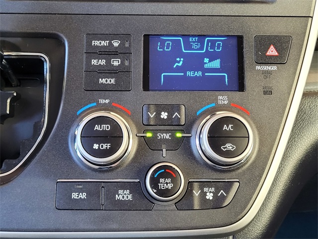 2020 Toyota Sienna SE photo 24