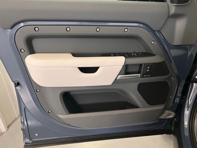 2025 Land Rover Defender 110 S photo 4