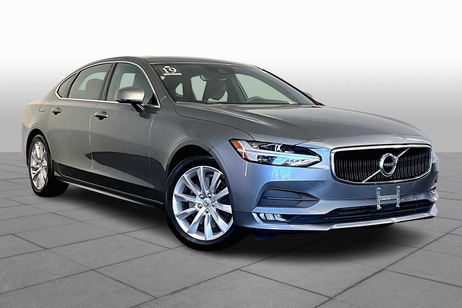 2019 Volvo S90 Momentum photo 2