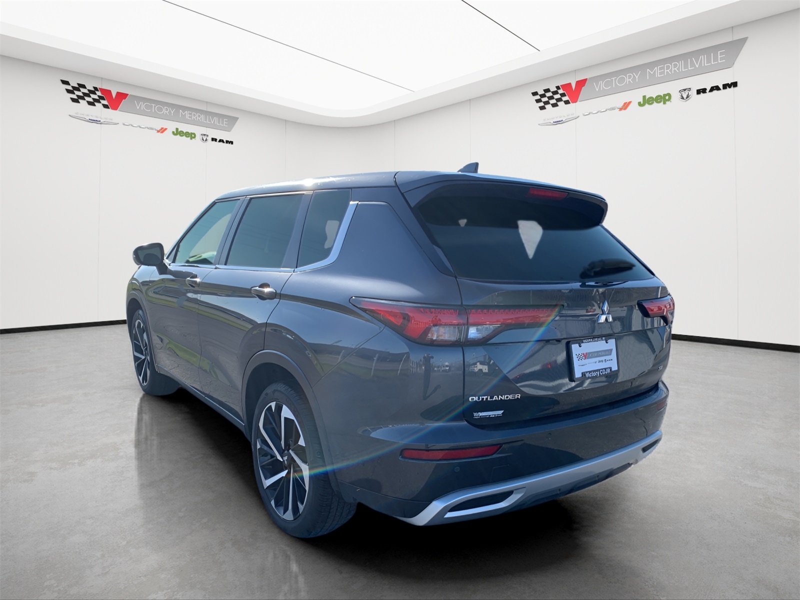 2024 Mitsubishi Outlander SE photo 2