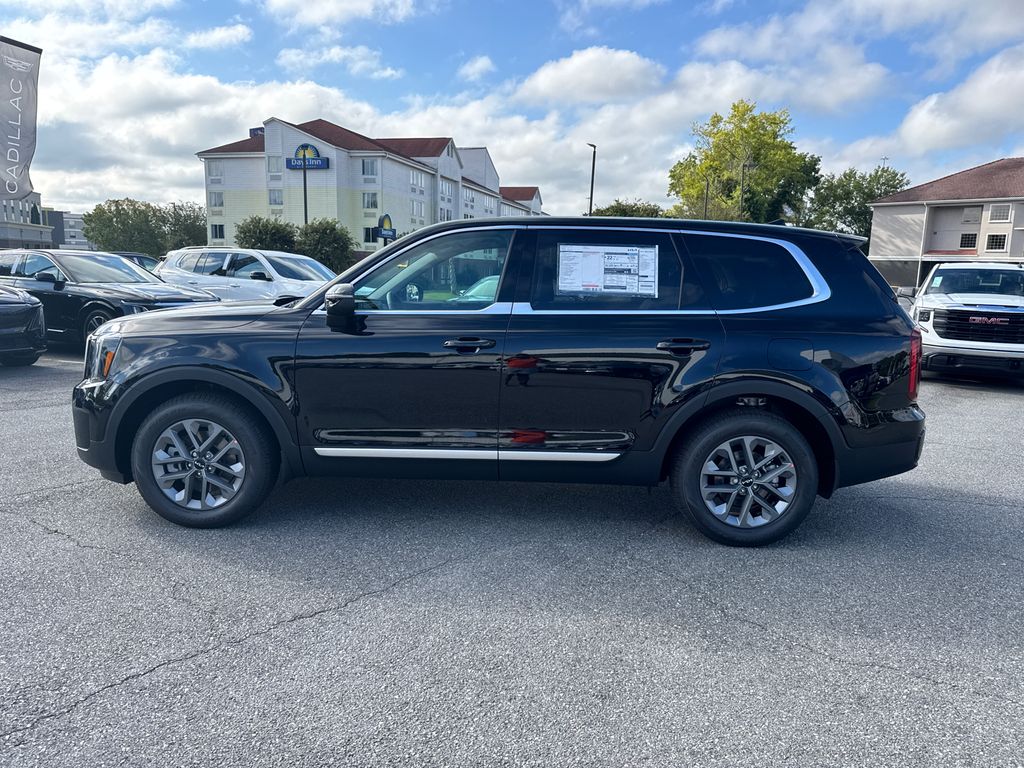 2025 Kia Telluride LX photo 6