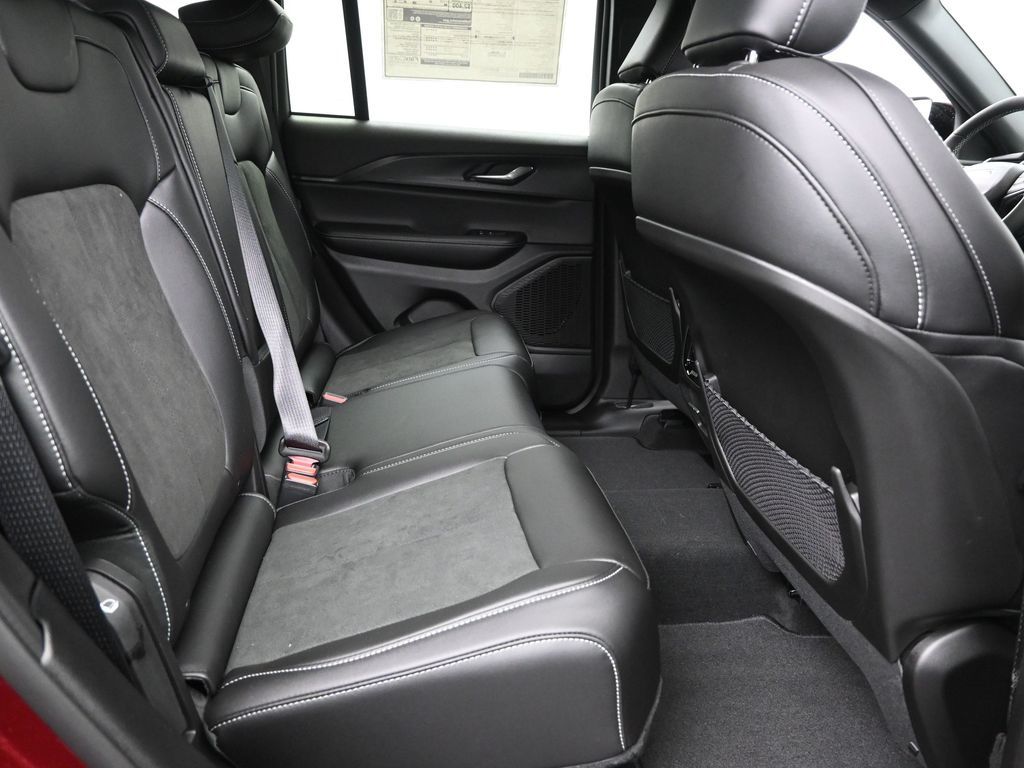 2025 Jeep Grand Cherokee Altitude photo 6