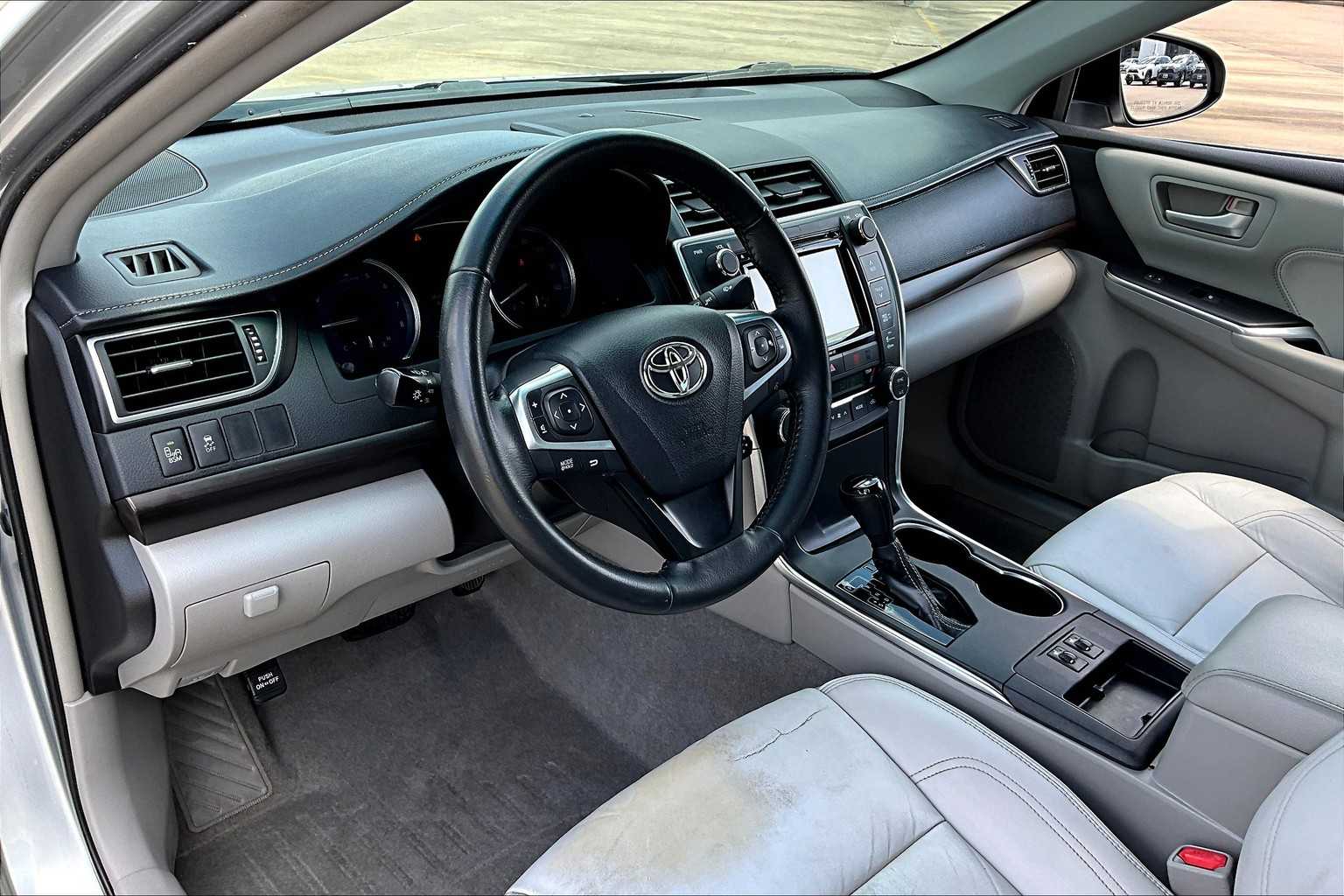 2016 Toyota Camry XLE photo 17