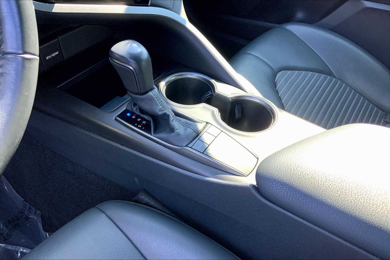 2022 Toyota Camry SE photo 15