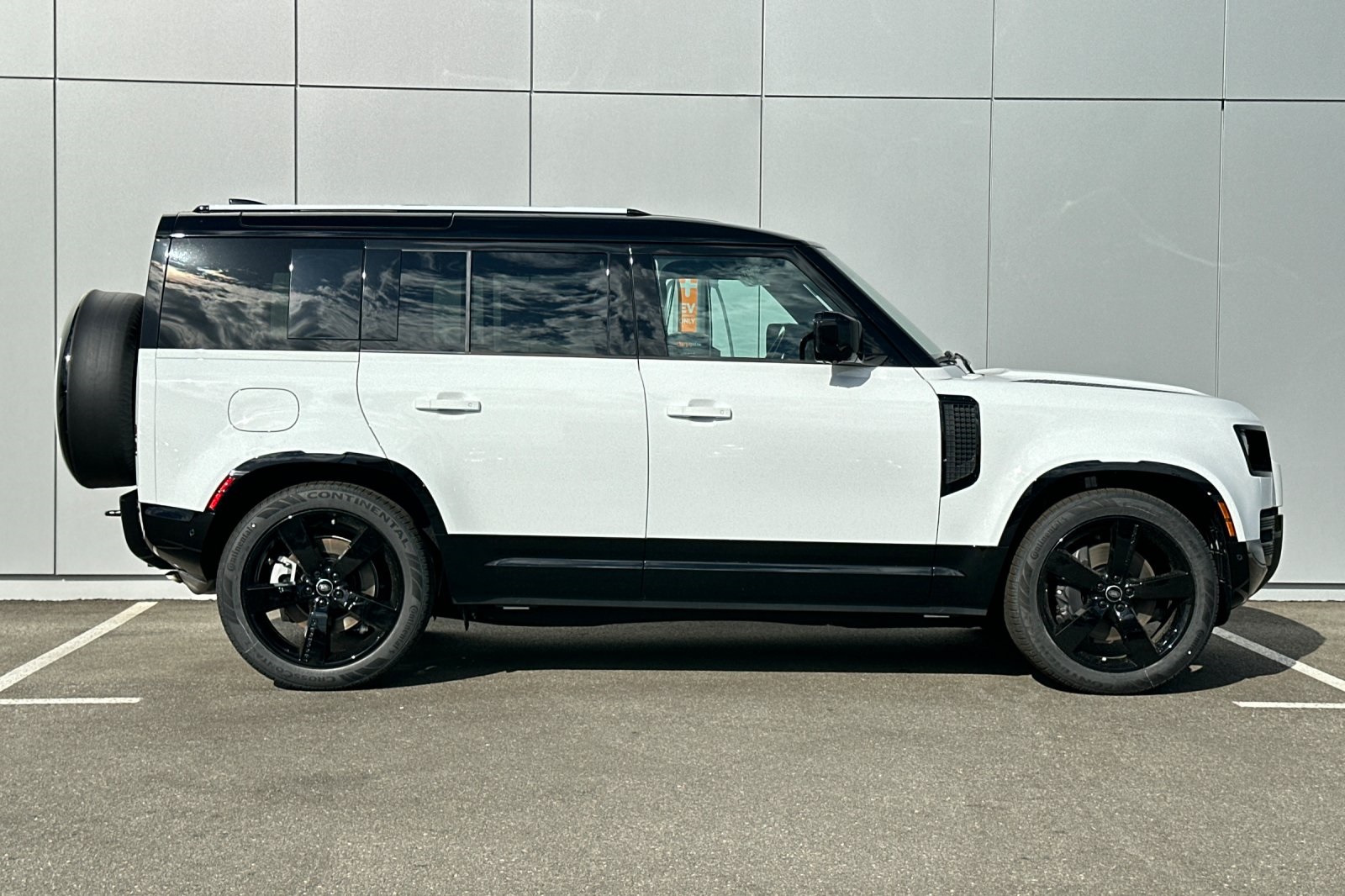 2025 Land Rover Defender 110 X-Dynamic SE photo 4