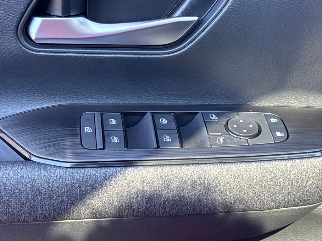 2025 Nissan Kicks SV photo 16