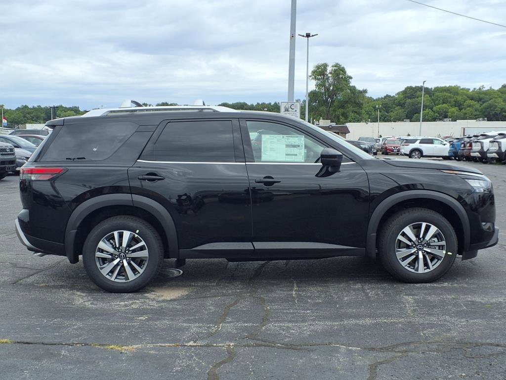 2025 Nissan Pathfinder SL photo 2