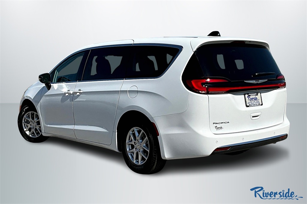 2024 Chrysler Pacifica Touring L photo 4