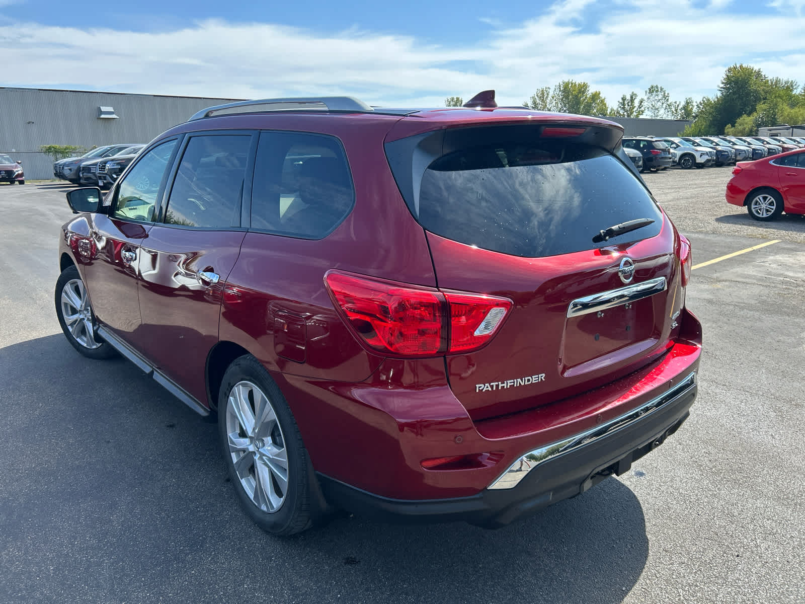 2019 Nissan Pathfinder SL photo 4