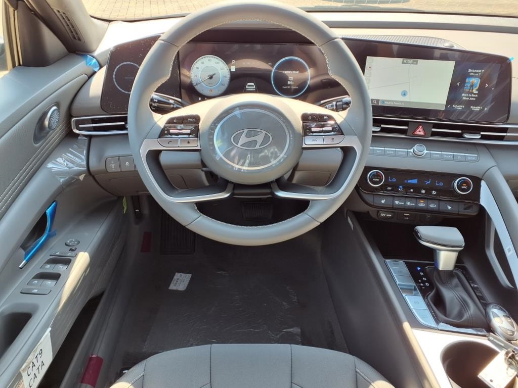 2025 Hyundai Elantra SEL Convenience photo 4