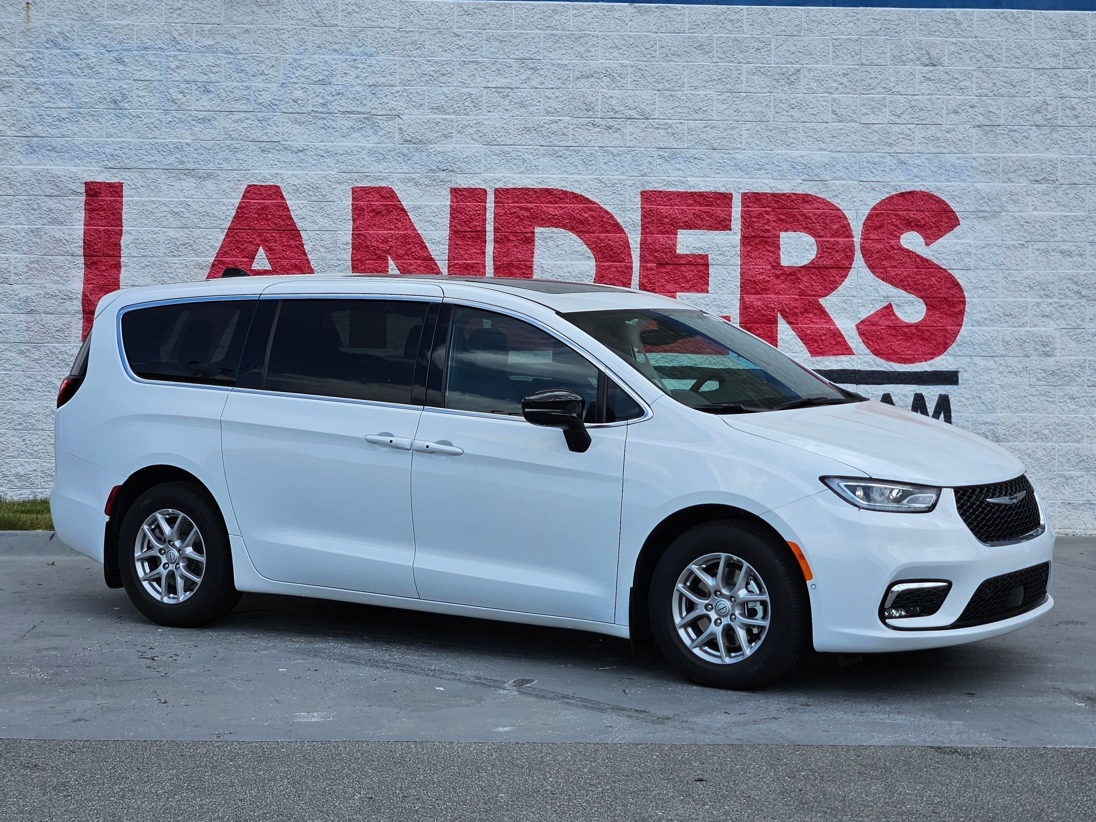 2026 Chrysler Pacifica Select's photo