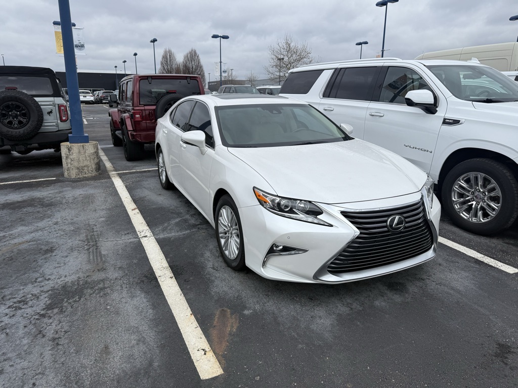 2016 Lexus ES 350's photo