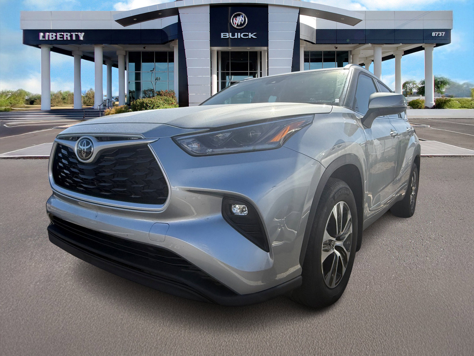 2021 Toyota Highlander XLE photo 3