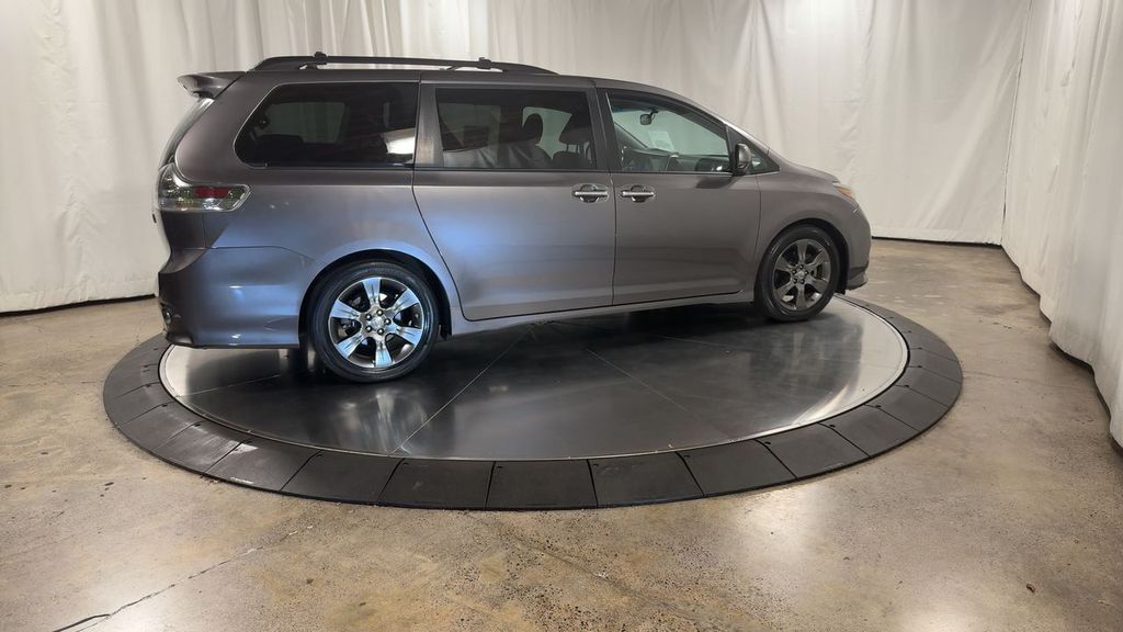 2016 Toyota Sienna Premium photo 2