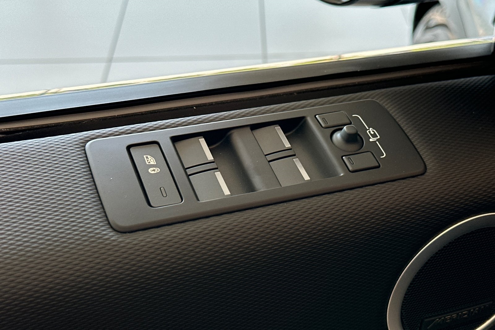 2025 Land Rover Discovery SE photo 12