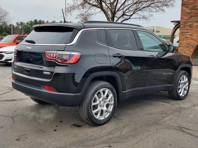 2023 Jeep Compass Latitude Lux photo 2