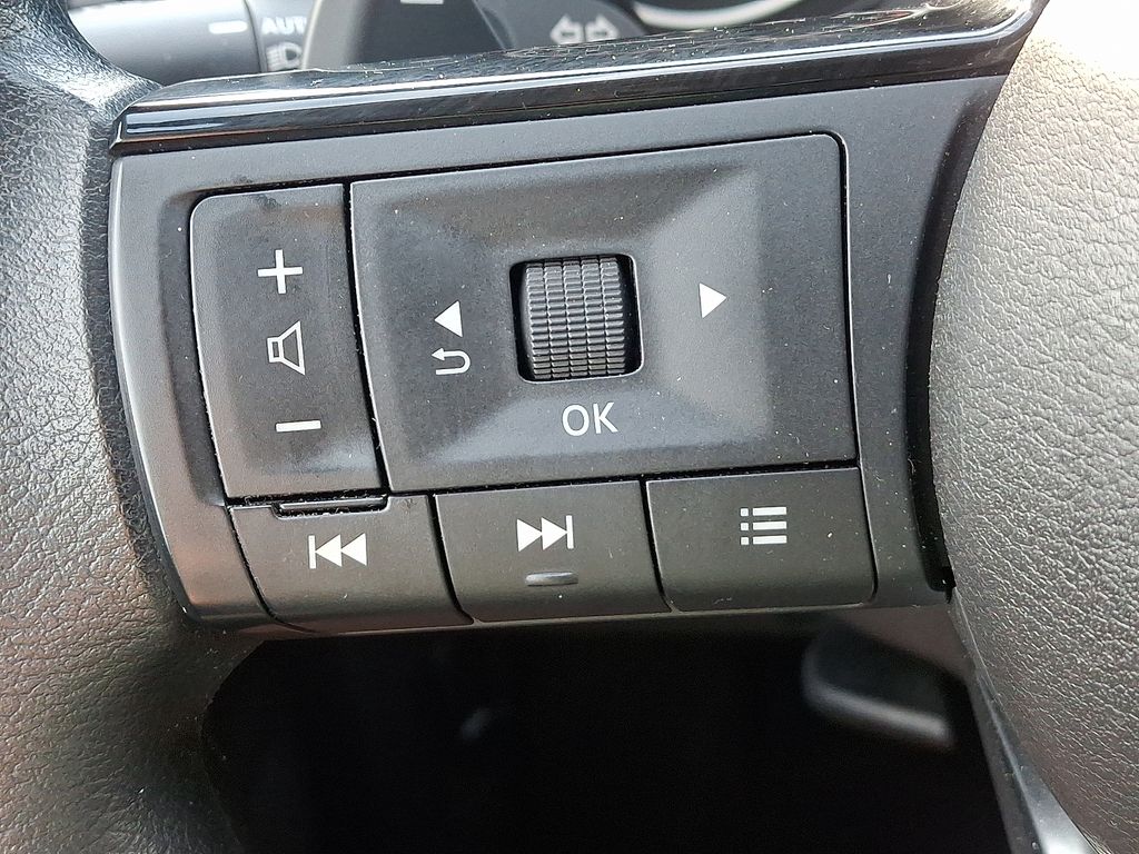 2023 Nissan Rogue SV photo 17