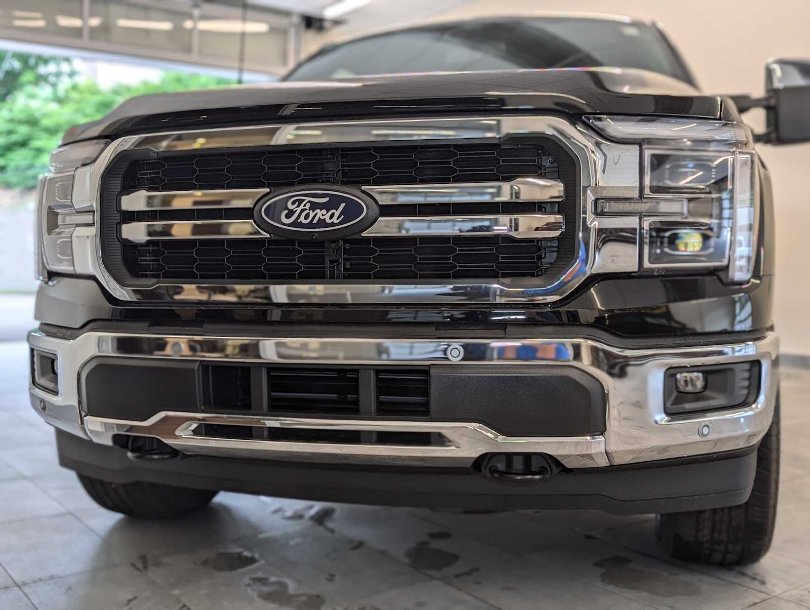 2025 Ford F-150 Lariat photo 2