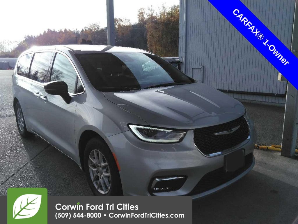 2024 Chrysler Pacifica Touring L's photo