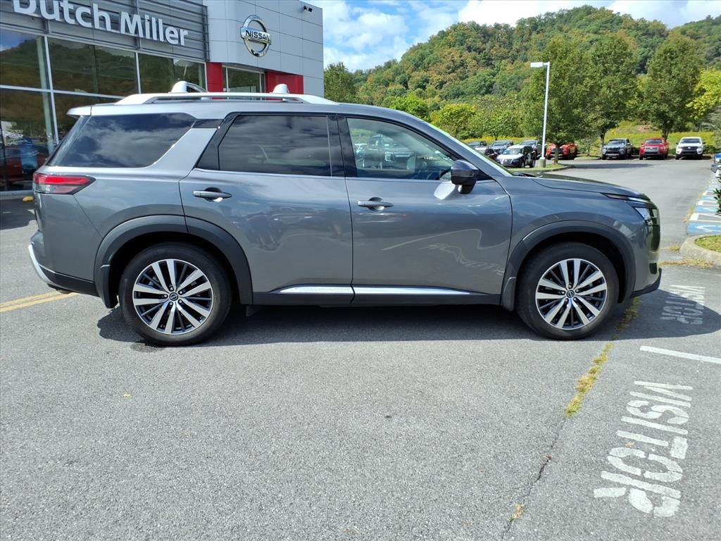 2022 Nissan Pathfinder Platinum photo 2