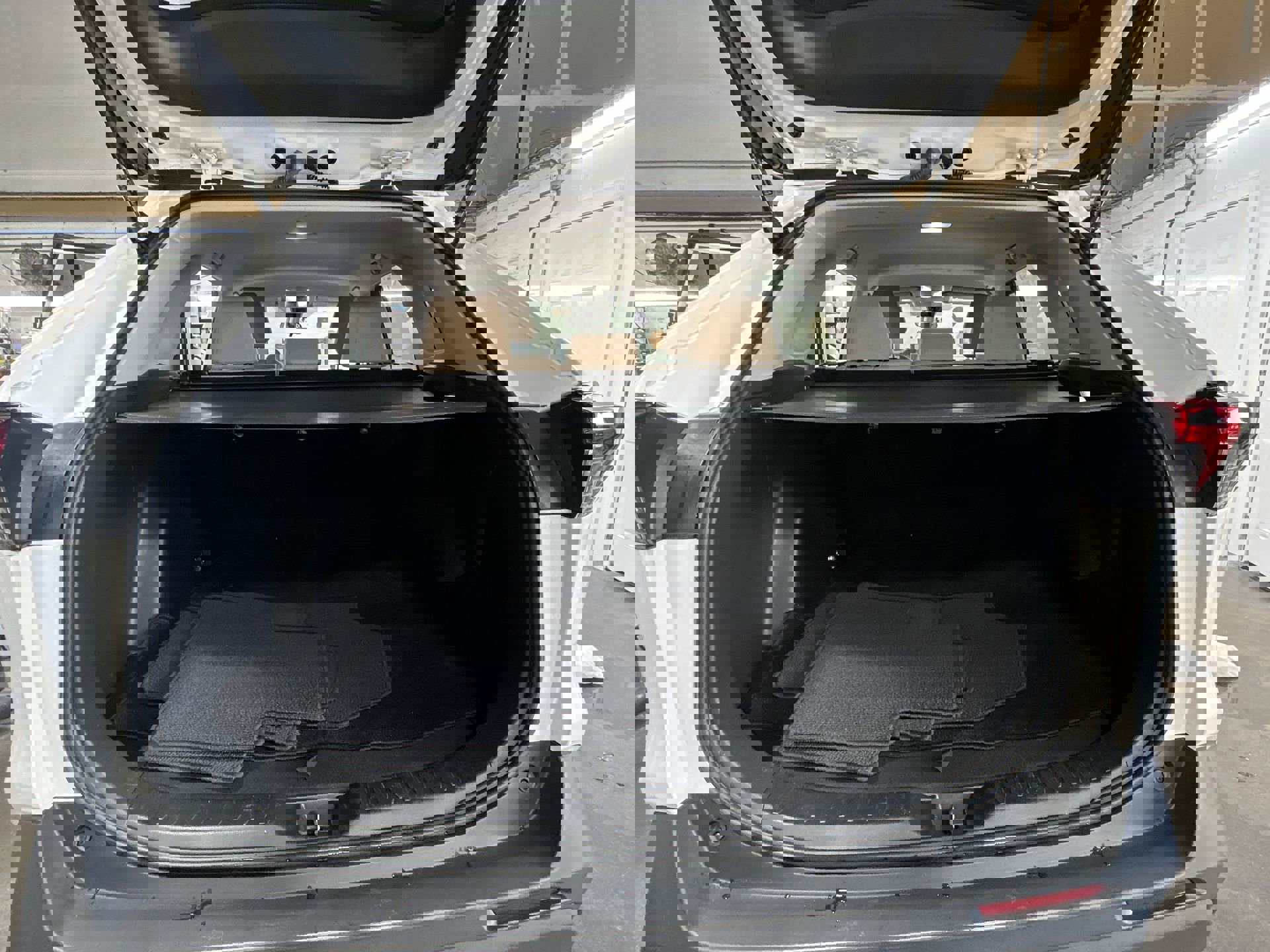 2022 Toyota RAV4 Hybrid XLE photo 22