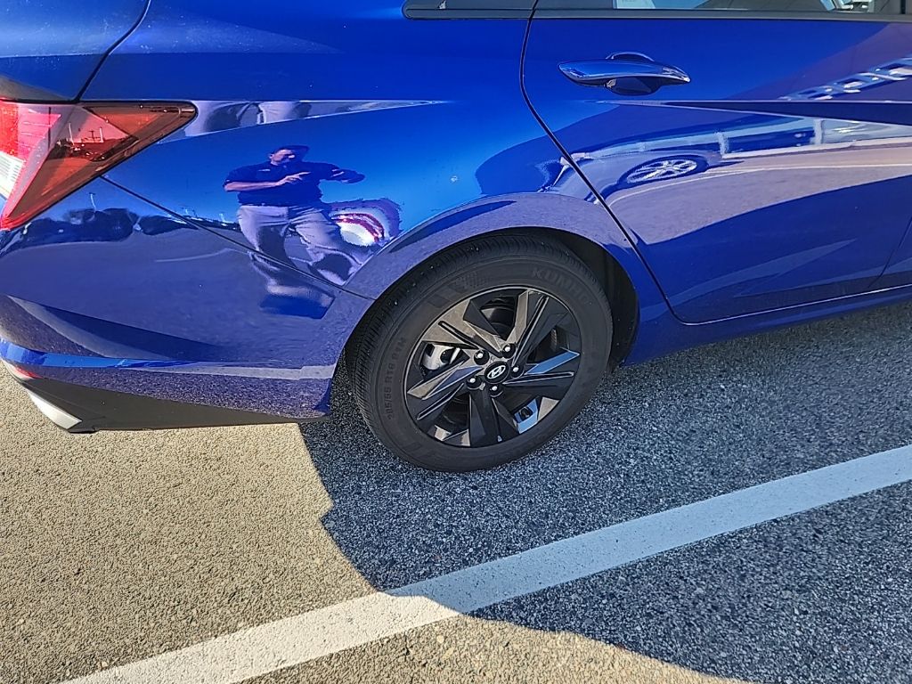 2023 Hyundai Elantra SEL photo 4