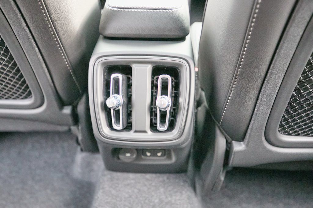 2026 VOLVO XC40 - Image 21