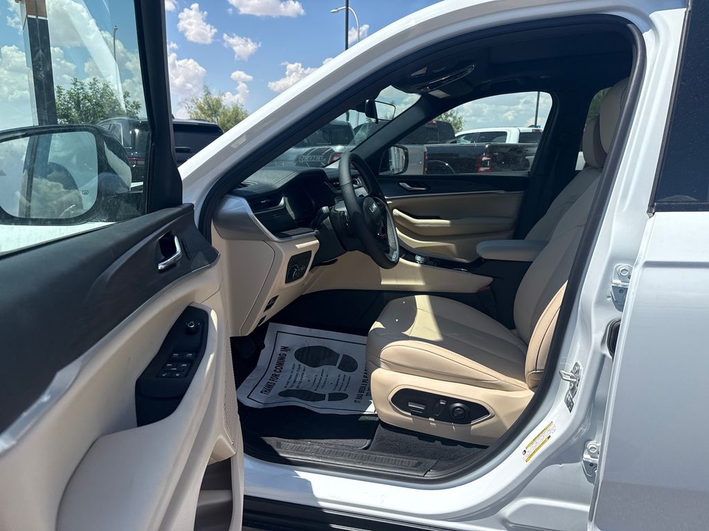 2025 Jeep Grand Cherokee L photo 4
