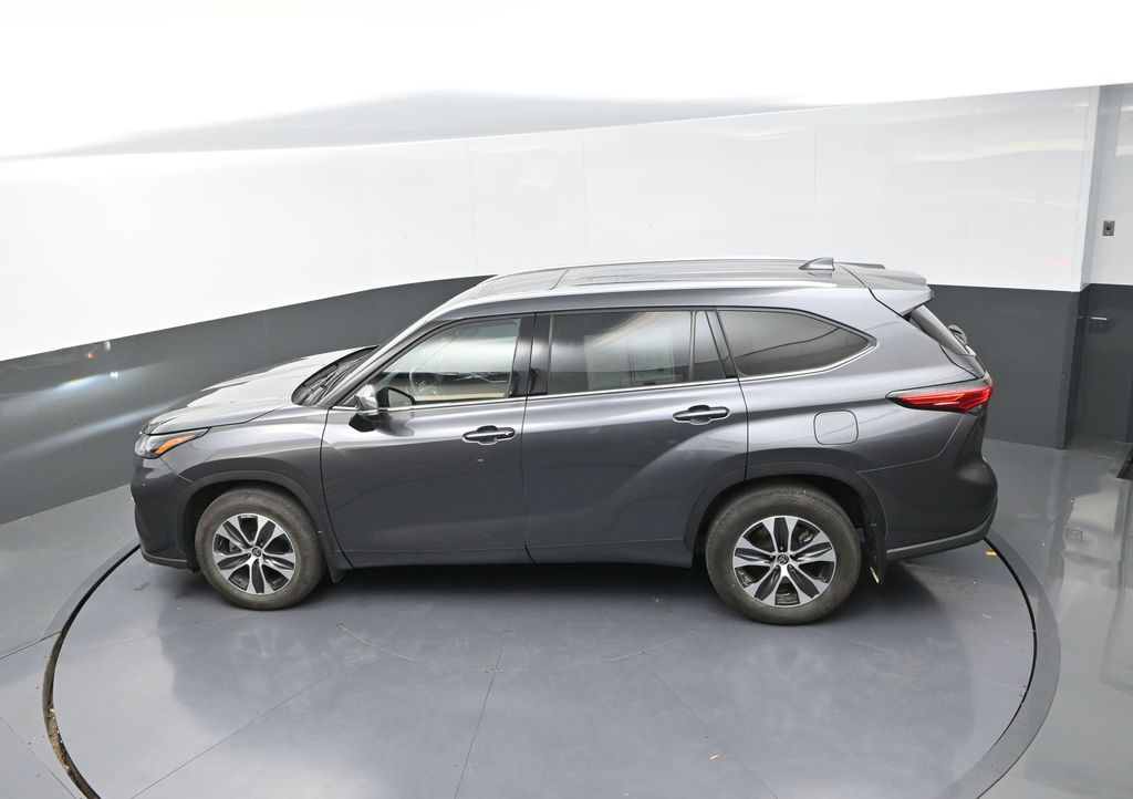 2022 Toyota Highlander XLE photo 12